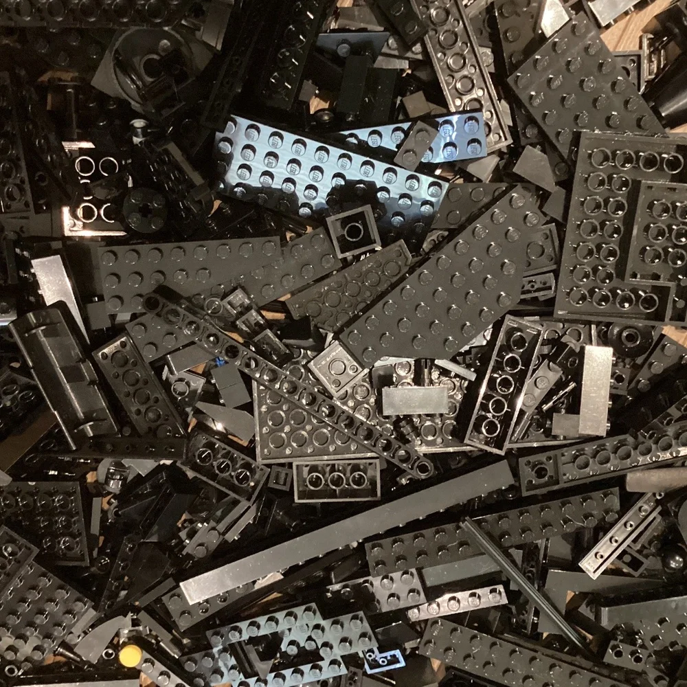 LEGO 500+ pieces -Black  Assortment Shapes and Sizes + BONUS Minifigure